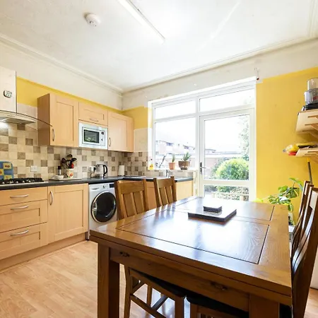 Guestready - Enchanting Life In Gorse Hill Manchester Exterior foto